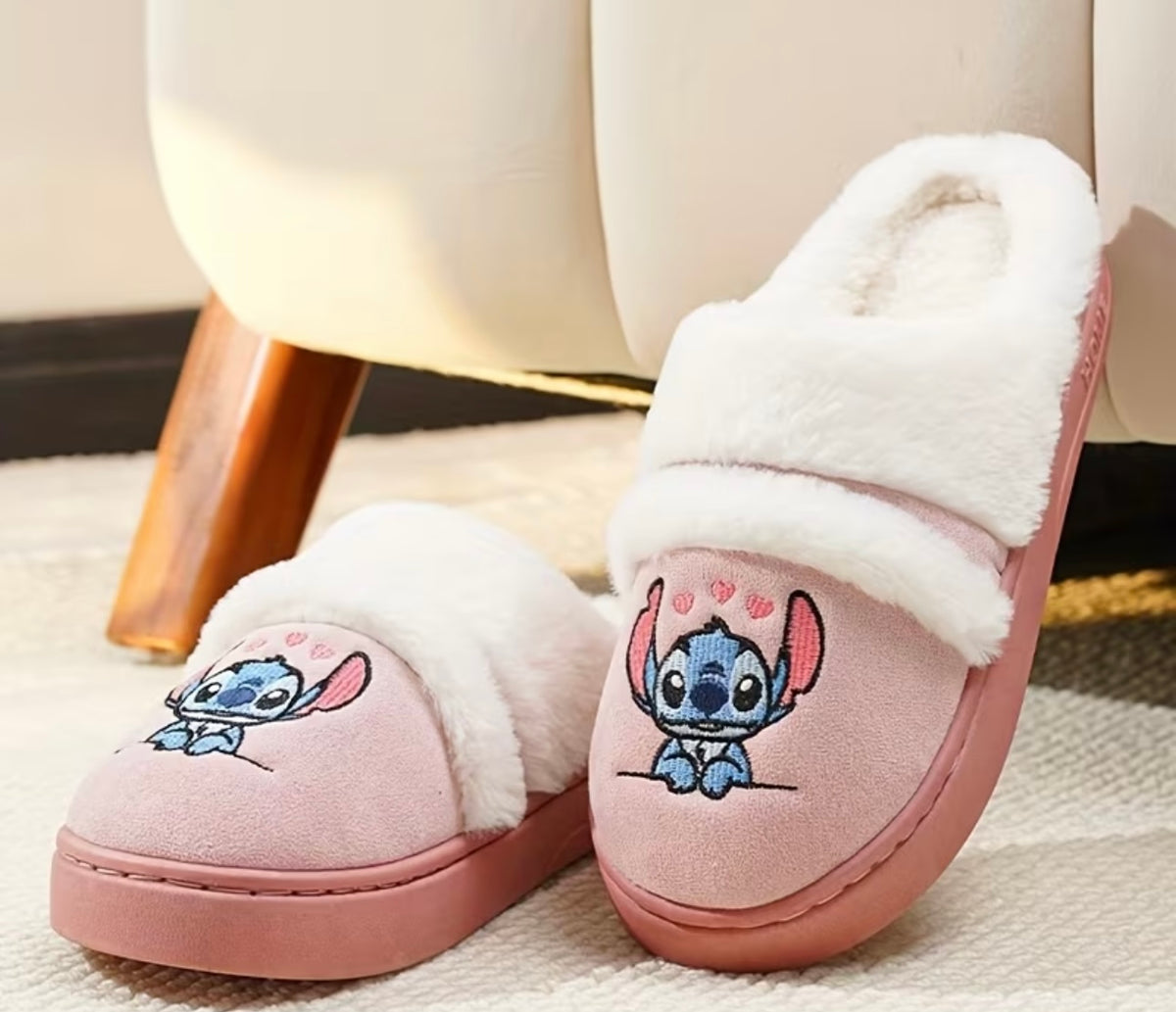 Tople kućne papuče sa Stitch motivom i flis podstavom