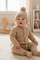 Gestricktes Rippstrick-Set aus Naturwolle – Jumpsuit + Mütze