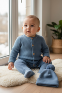 Gestricktes Rippstrick-Set aus Naturwolle – Jumpsuit + Mütze