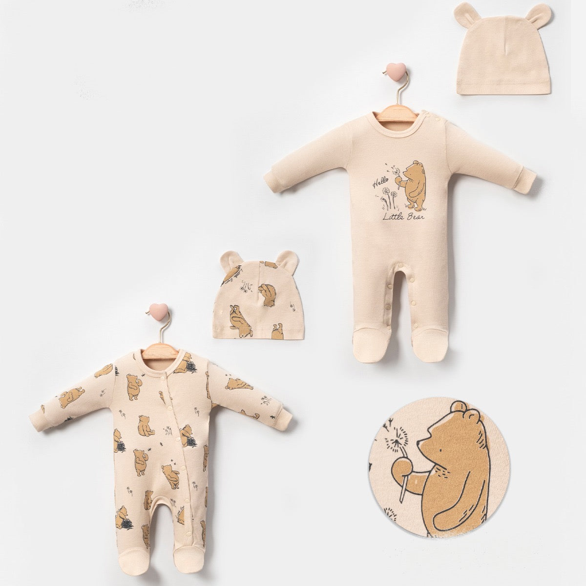 Doppelset „Kleiner Bär“ – 2 Overalls + 2 Mützen (100 % Baumwolle, 0–6 Monate)