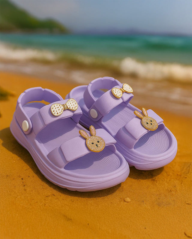 Kindersandalen mit goldenen Details – ideal für den Sommer