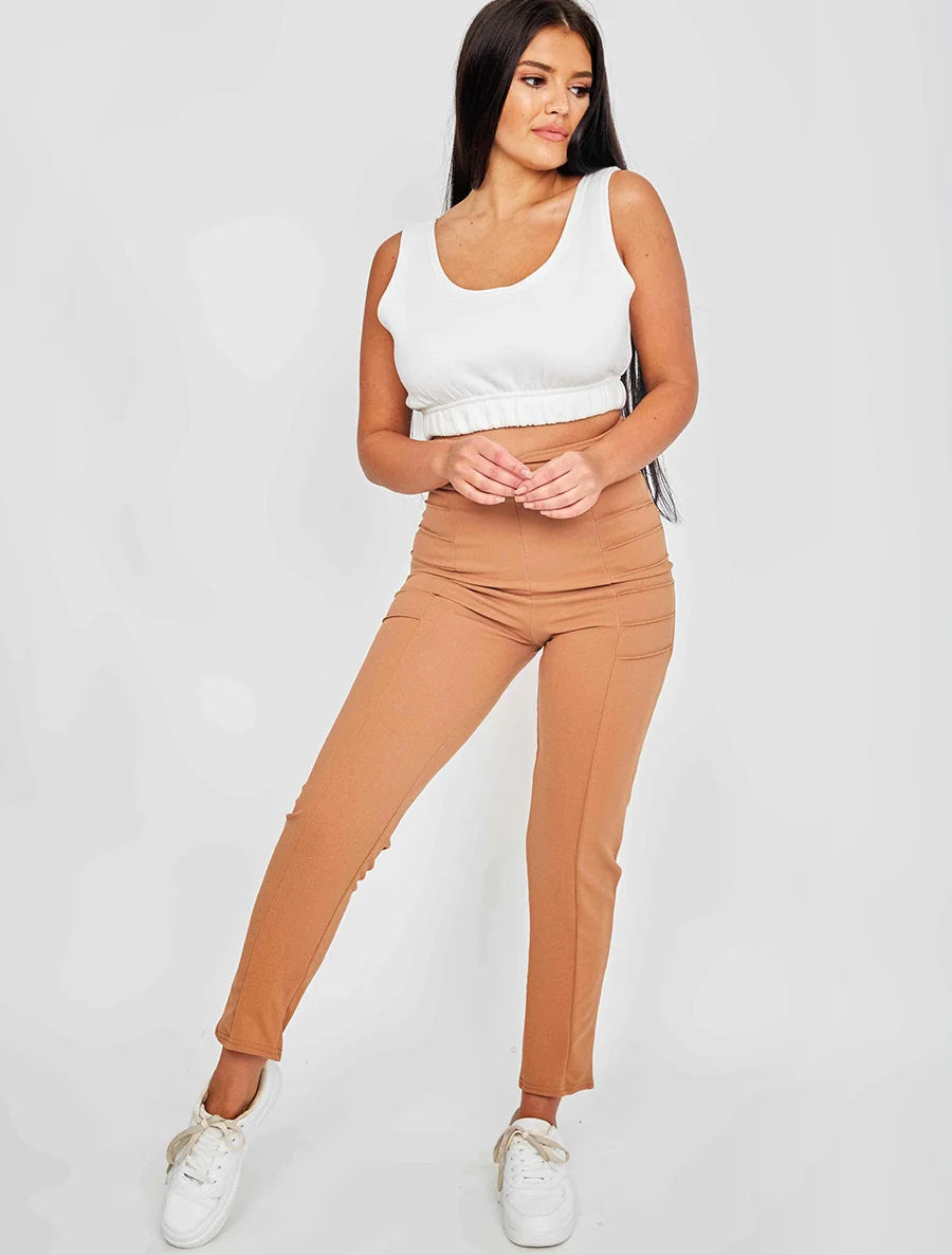 Hose mit hoher Taille und Bügelfalten