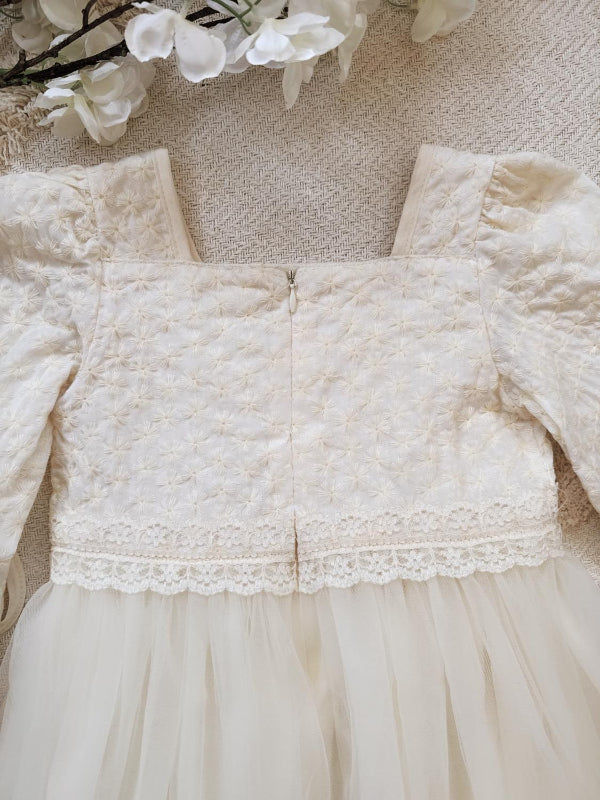 Edles Kinderkleid mit Spitzendetails (2-5 Jahre)