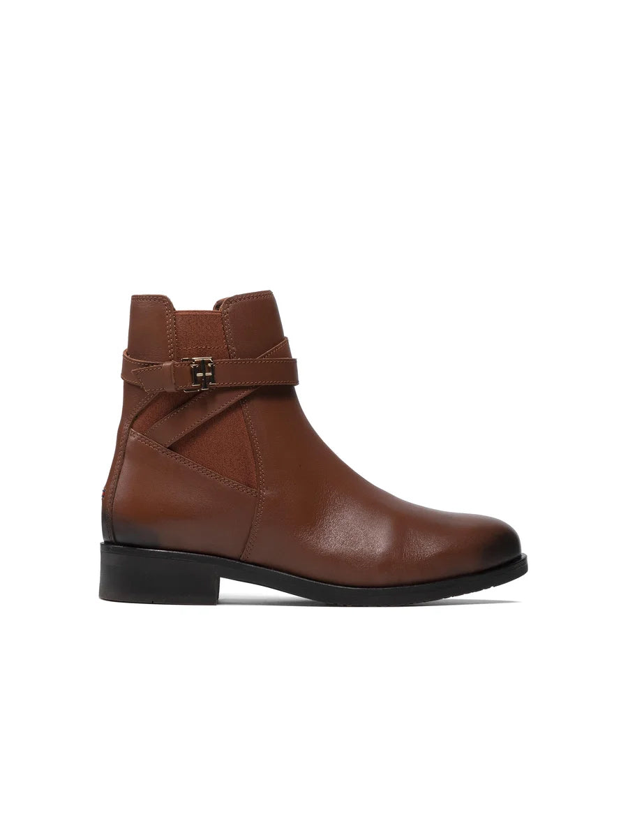 Tommy Hilfiger – Flacher Stiefel mit TH-Hardware am Gürtel