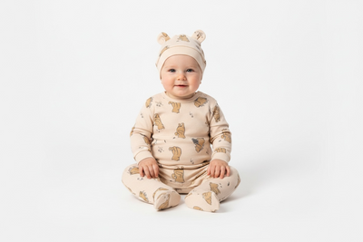 Doppelset „Kleiner Bär“ – 2 Overalls + 2 Mützen (100 % Baumwolle, 0–6 Monate)