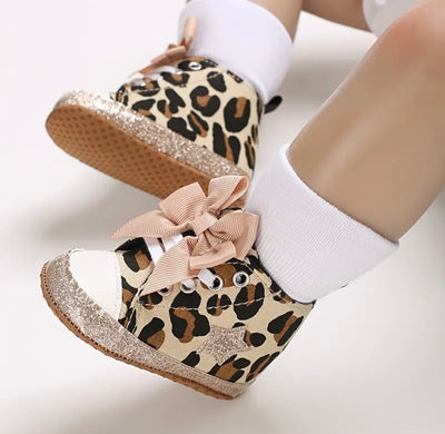 Babysneaker mit Schleife – rutschfeste Schuhe für Mädchen
