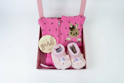 „Es ist ein Mädchen“-Geschenkset – Rosa Baby-Set