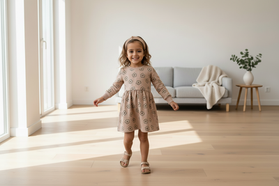 VAUVA Babykleid aus Bio-Baumwolle mit Schleife – Kirsch- und Blumenmotiv