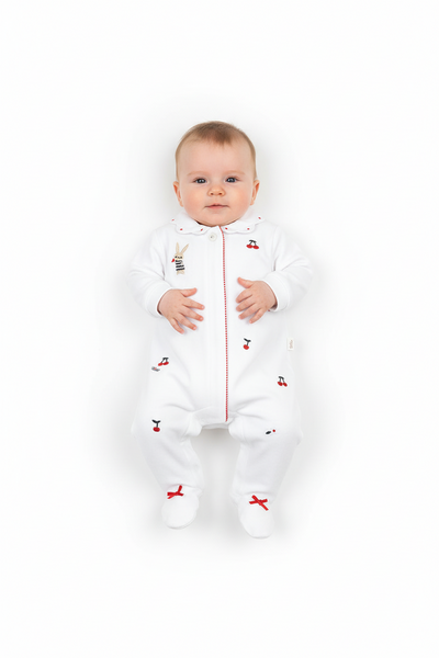 Chicco „Cherry“-Body mit Beinen. – FSC®- und OEKO-TEX®-zertifiziert.