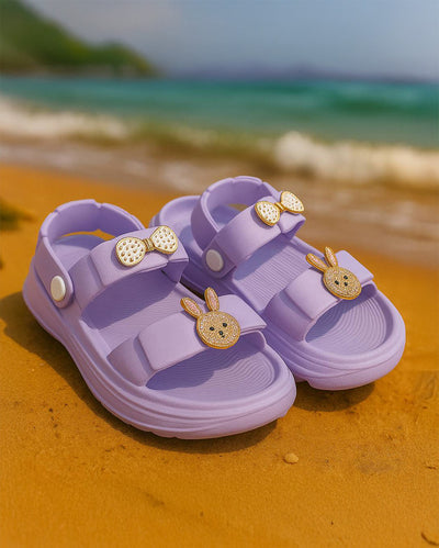 Kindersandalen mit goldenen Details – ideal für den Sommer