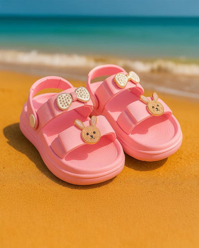 Kindersandalen mit goldenen Details – ideal für den Sommer