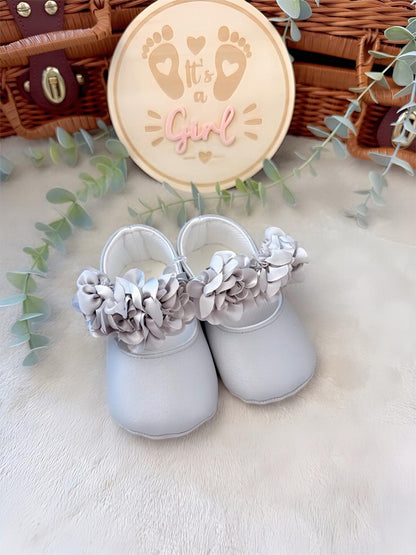 Elegant baby shoes with floral details