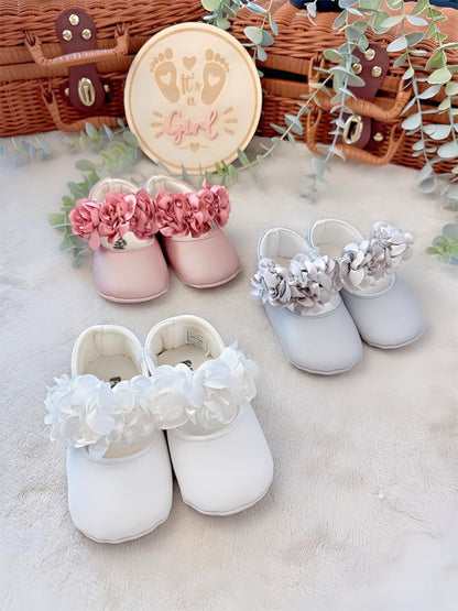 Elegant baby shoes with floral details