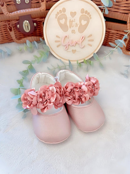 Elegant baby shoes with floral details
