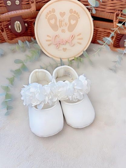 Elegant baby shoes with floral details