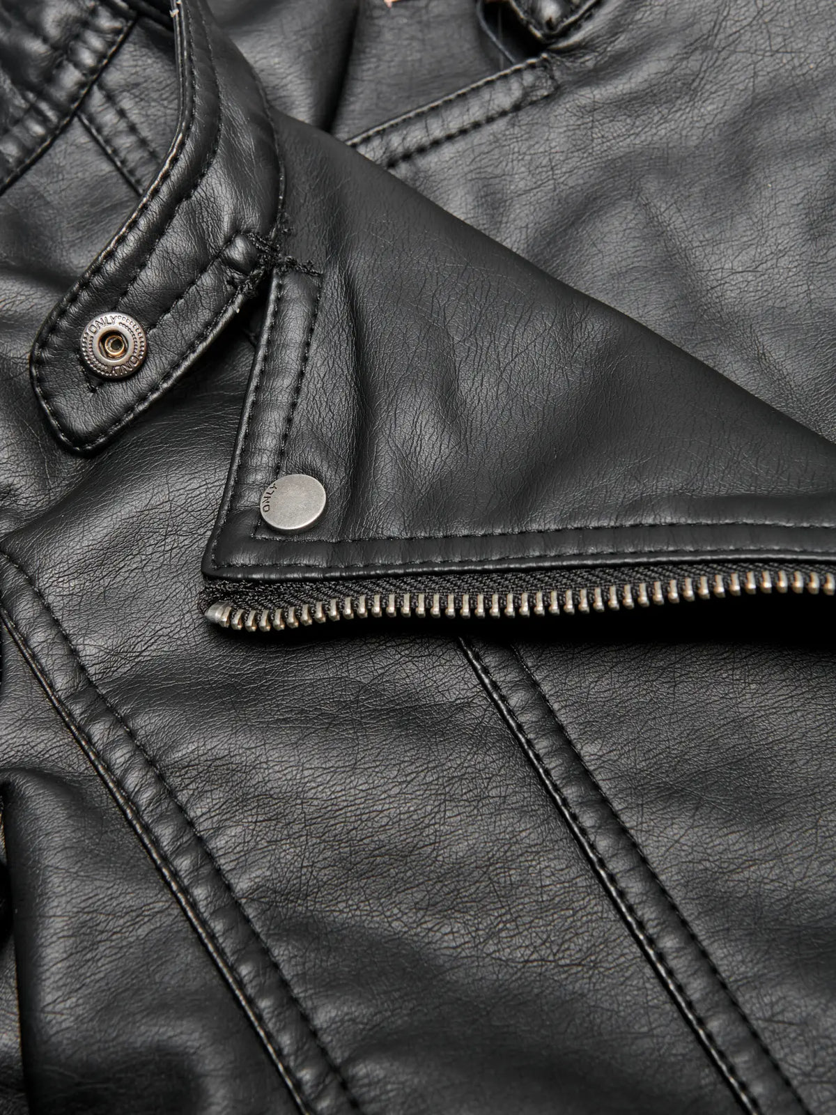 ONLY GIRLS biker jakna – detalj asimetričnog patentnog zatvarača