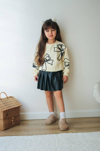 Kinderset - beiges T-Shirt mit Schleifen und schwarze Faltenrock-Hose