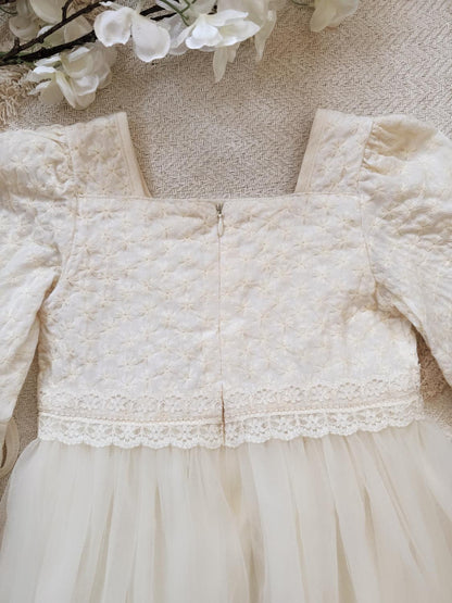 Elegant children's dress with lace details (2-5 years)